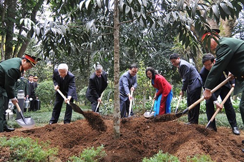 Le SG du PCV rend hommage au président Ho Chi Minh au site de Da Chông - ảnh 2